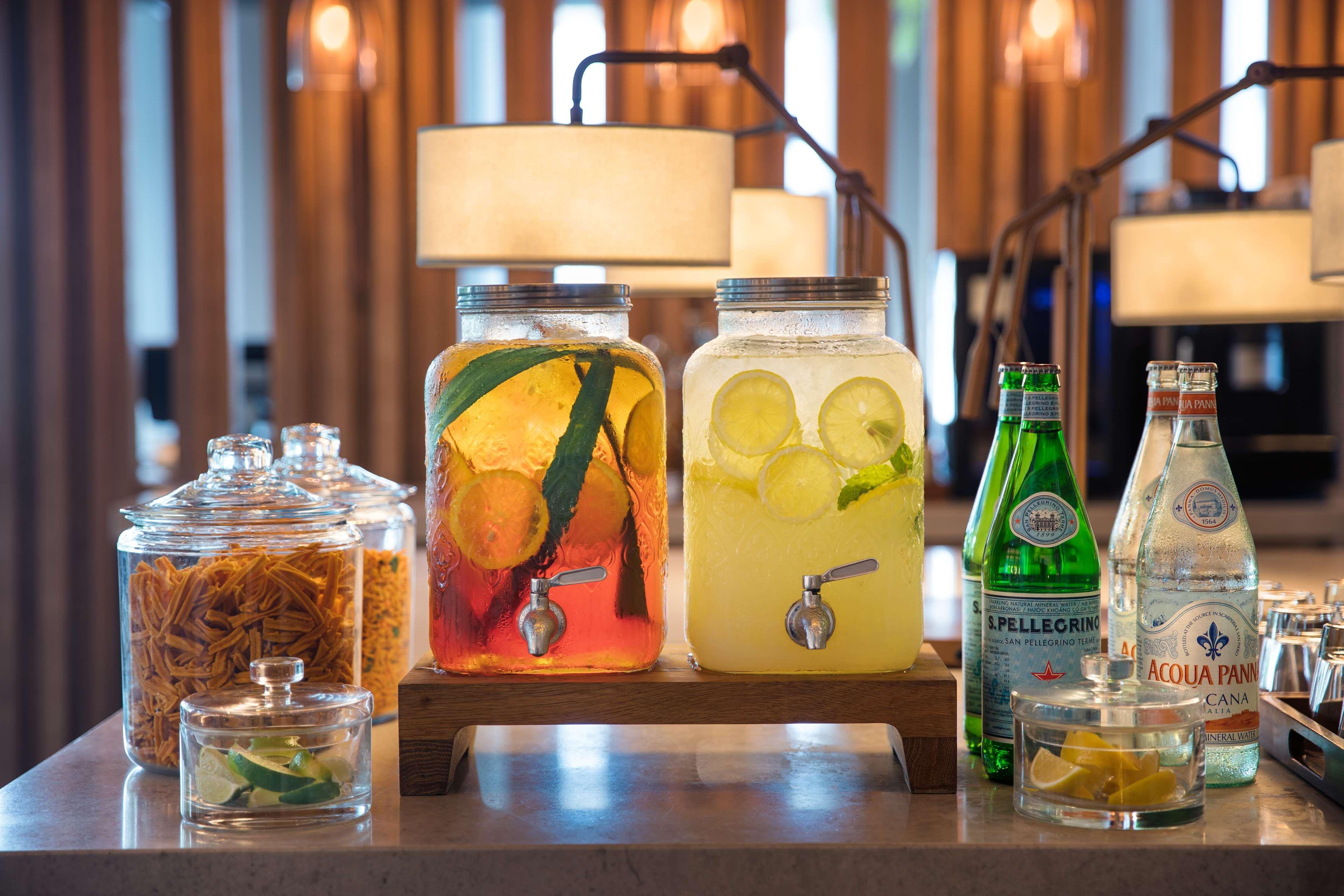 Andaz Singapore, By Hyatt Eksteriør billede Infused water at a hotel