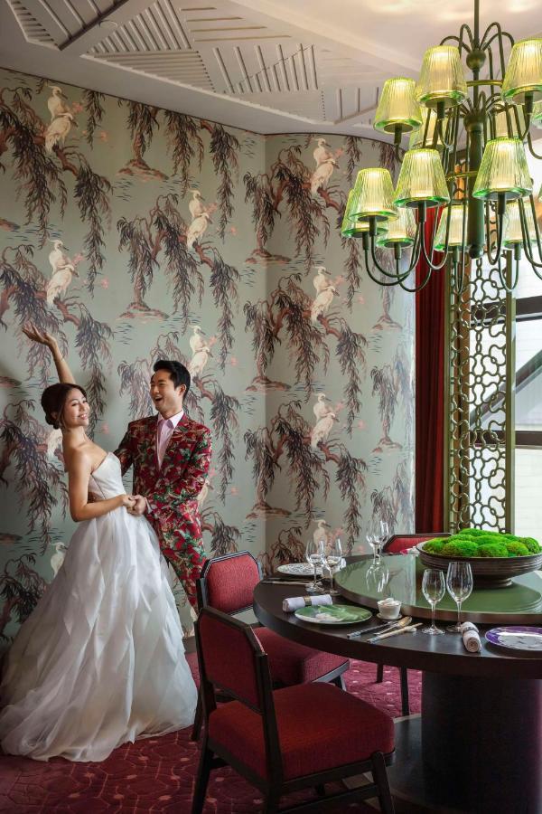 Andaz Singapore, By Hyatt Eksteriør billede Wedding couple in the restaurant