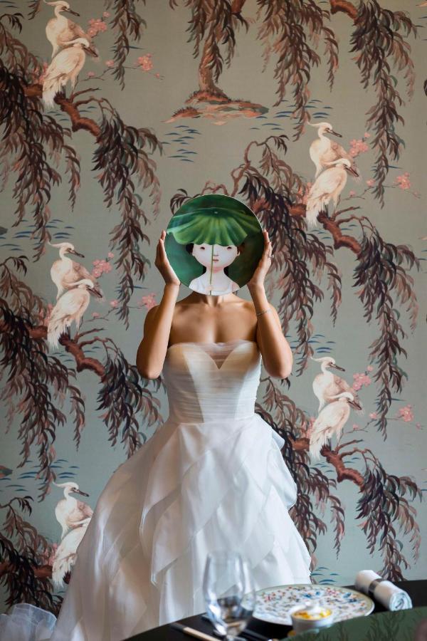 Andaz Singapore, By Hyatt Eksteriør billede A model wearing a dress by the designer