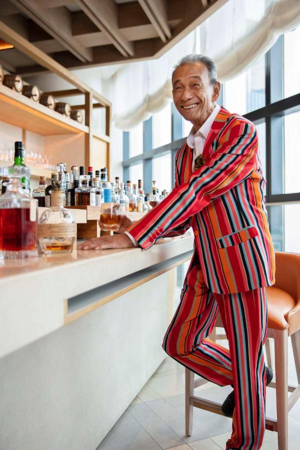 Andaz Singapore, By Hyatt Eksteriør billede A bartender at work